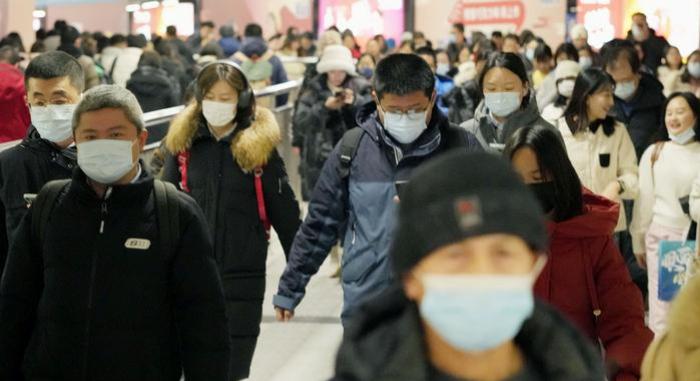 pessoas andando de máscara na china