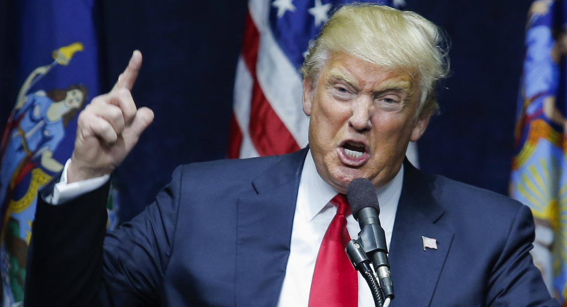 Donald Trump Holds Rally In Bethpage, New York donald trump discursando e apontando com o dedo