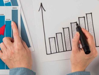 pessoa analisando uma ação, análise fundamentalista, valuation