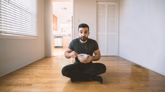 07 homem comendo sentado em estilo de vida minimalista