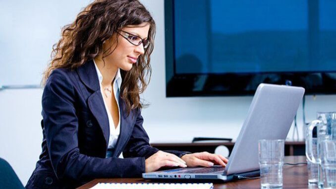 image mulher trabalhando, mulheres ganham mais
